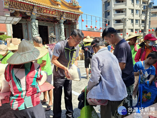 新生活促進會提前轉贈食品 助弱勢家庭中元拜拜需求