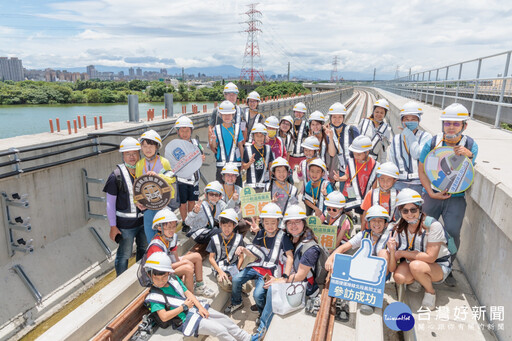 見證桃園捷運建設 張善政親頒「小小軌道推廣員」證書