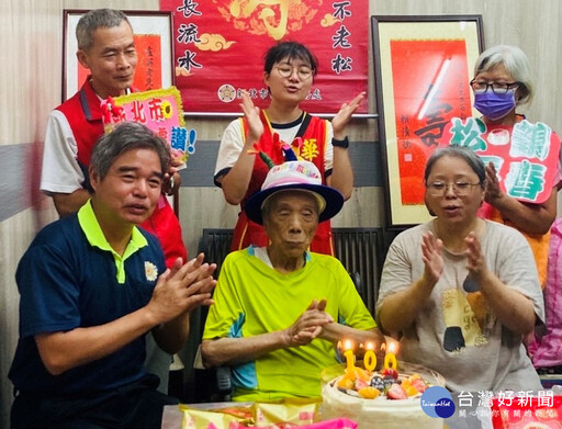 歡慶榮民爺爺百歲壽誕 新北榮服處備生日蛋糕祝壽