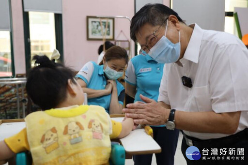 落實老中青幼通通照顧承諾 楊文科視察長照機構