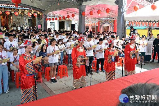 桃園景福宮七夕循古禮辦成年禮 200多位學生歡喜轉大人