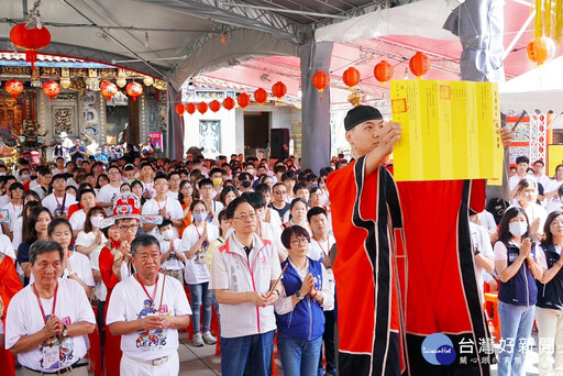 桃園景福宮七夕循古禮辦成年禮 200多位學生歡喜轉大人