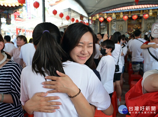 桃園景福宮七夕循古禮辦成年禮 200多位學生歡喜轉大人