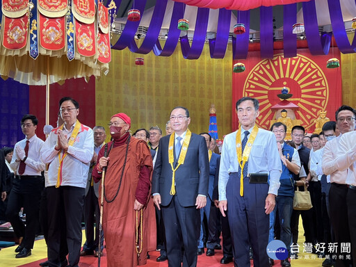 靈鷲山水陸空大法會 侯友宜供燈祝禱為眾生祈福