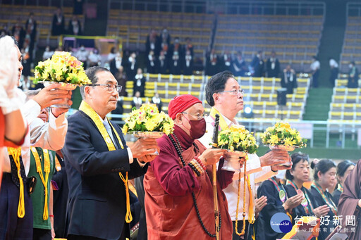 靈鷲山水陸空大法會 侯友宜供燈祝禱為眾生祈福