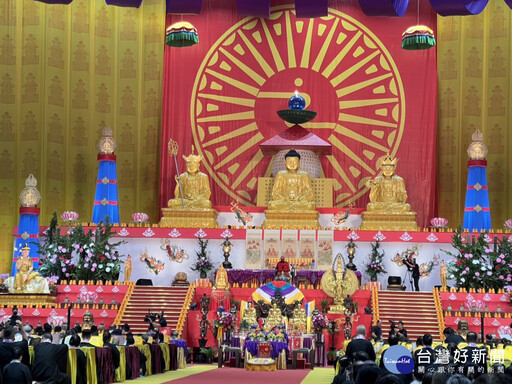 靈鷲山水陸空大法會 侯友宜供燈祝禱為眾生祈福