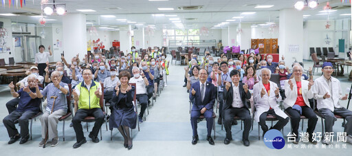 台灣口腔照護協會攜手金屬中心 捐贈板橋榮家口腔照光板及義診