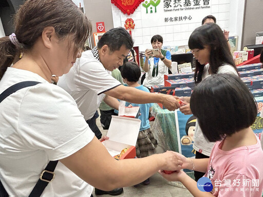 愛心傳遞香甜滋味提前 聰哥團長贈蛋黃酥與家扶兒少歡度中秋佳節