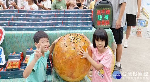 愛心傳遞香甜滋味提前 聰哥團長贈蛋黃酥與家扶兒少歡度中秋佳節