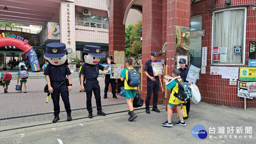 警察大頭娃娃守護學童 開學日增添歡樂氣氛