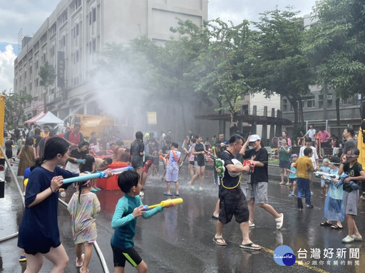 太平盛世88潑水節 大小朋友打水仗同樂