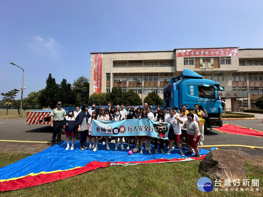 大貨車駛入淡水商工交安宣導 讓師生更清楚視野死角風險