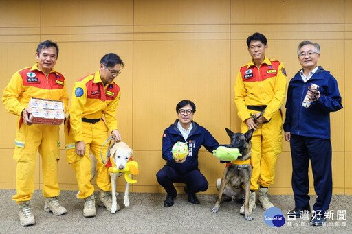 肯定搜救犬亮眼救災表現 陳其邁表揚暨加菜贈予小玩具