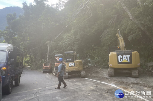 復興區道路坍方逾300民眾受困 桃府偕公所力拚搶通