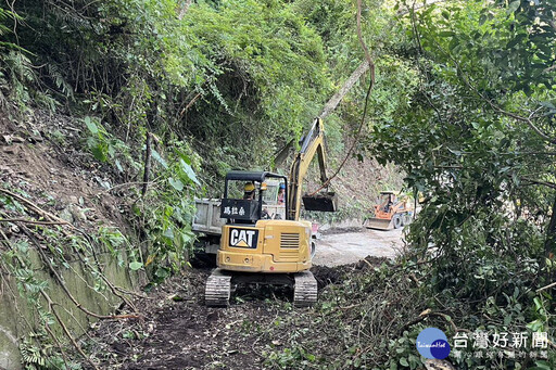 復興區道路坍方逾300民眾受困 桃府偕公所力拚搶通