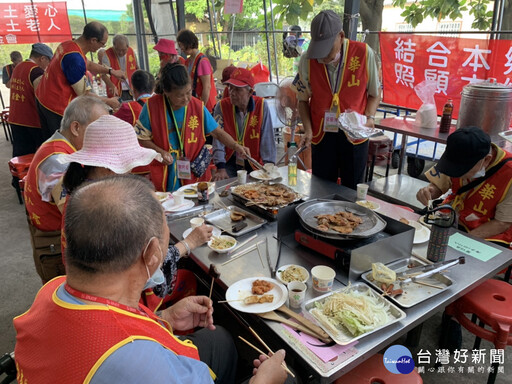 弱勢孤老BBQ花海饗宴 220位爺奶共度中秋