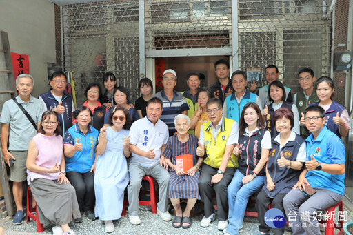 鍾東錦慰訪竹南鎮百歲人瑞 祝賀福壽安康