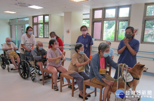 響應國家失智症月 彰化榮家導入動物輔助治療照護失智長輩