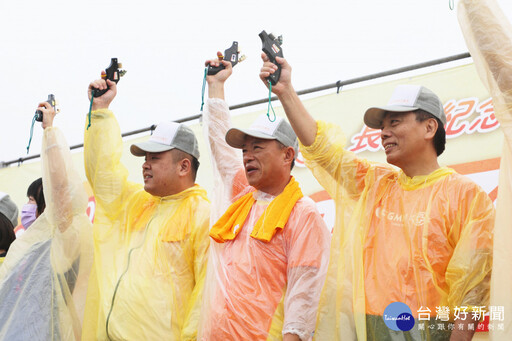 嘉義長庚2024永慶盃路跑 近萬人冒雨開跑