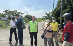 舊濁水溪堤岸道路雜草叢生影響人車視線 居民陳情議員盼改善