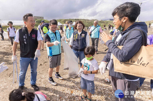 桃竹竹苗聯合淨灘 蘇俊賓率同企業齊心守護桃園海岸線