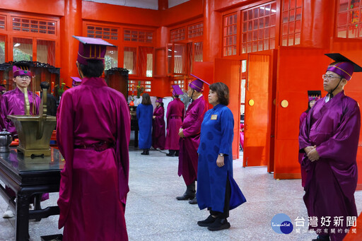 嘉義市循古禮祭孔 黃敏惠為學子祈福分送智慧糕、筆