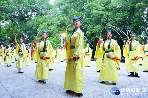 嘉義市循古禮祭孔 黃敏惠為學子祈福分送智慧糕、筆