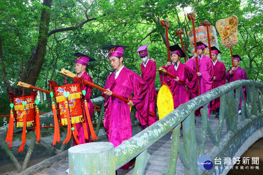 嘉義市循古禮祭孔 黃敏惠為學子祈福分送智慧糕、筆