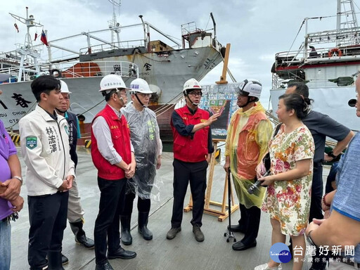 陳其邁視察前鎮漁港漁船防颱整備 關心外籍船員上岸避風安置