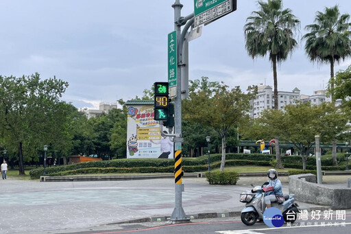 火雞伴小綠人過馬路 嘉義市行人號誌添創意