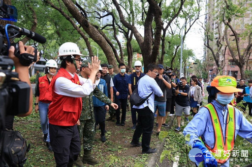 山陀兒颱風過境強襲 陳其邁視察促加速搶修 盼3天恢復市容