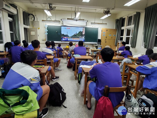 北海岸時雨量破百毫米道路積淹水 金山高中等四校部份師生安置校內