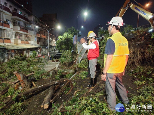 林欽榮夜間視察路障排除進度 高市主要道路樹障已搶通