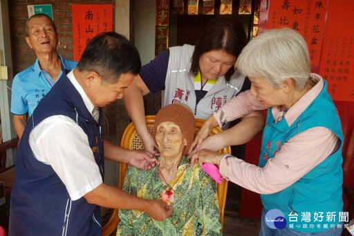 重陽敬老 七股區訪視7位百歲人瑞致贈重陽節禮物