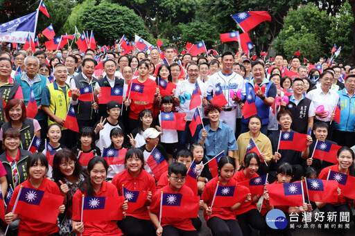 新北國慶升旗團結慶雙十 侯友宜及千名市民齊唱國歌