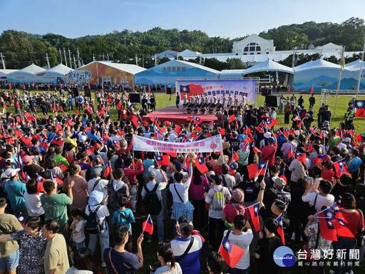 5千人升旗高呼中華民國生日快樂 場面隆重溫馨