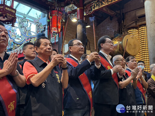 板橋接雲寺觀音佛祖百年首巡 侯友宜參拜祈福點起馬炮