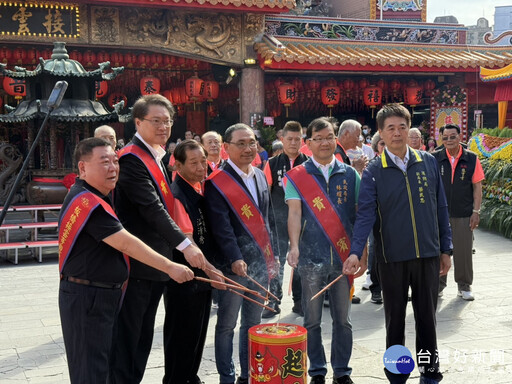 板橋接雲寺觀音佛祖百年首巡 侯友宜參拜祈福點起馬炮