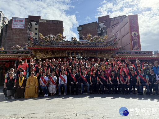 板橋接雲寺觀音佛祖百年首巡 侯友宜參拜祈福點起馬炮