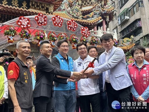 板橋接雲寺觀音佛祖百年首巡 侯友宜參拜祈福點起馬炮