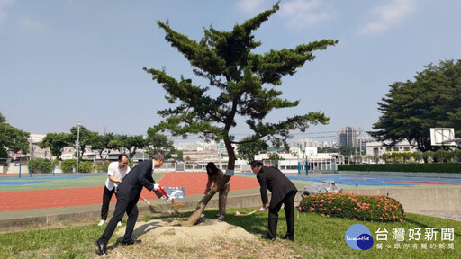 培育學子如樹紮根展現堅韌 嶺東科大創校一甲子傑出校友贈真柏樹慶賀