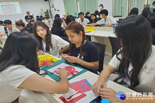 南瀛國際民俗藝術節 巴拉圭雷科維舞團至北門高中體驗剪紙藝術