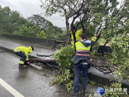 康芮颱風攜豪雨狂風 桃園警方連日救災確保民眾安全