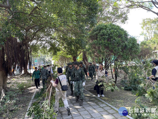 新北後備指揮部協助災後復原 動員清理板橋公園路樹殘枝