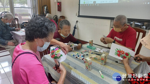 榮家辦理紙藝課程 住民長輩彩繪剪紙增添生活樂趣