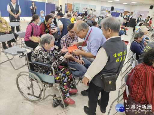 正覺基金會板橋送暖 致贈弱勢家庭每戶2,000元愛心紅包