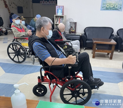 板橋榮家引進輪椅腳踏車 助長輩復健運動