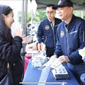 新北警犬隊限量桌曆兌換 吸引民眾搶前與退休警犬合影留念