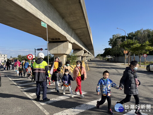 仙草嘉年華校外教學 楊梅警守護學童安全