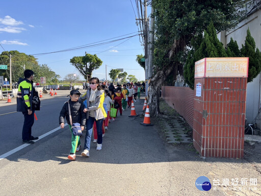 仙草嘉年華校外教學 楊梅警守護學童安全